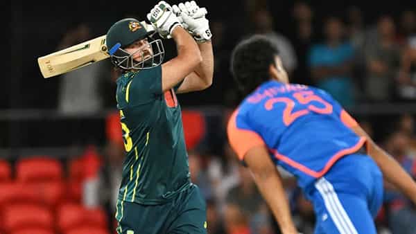 Australia vs Ireland : ऑस्ट्रेलियाला टी 20 वर्ल्ड कपमध्ये आयर्लंड विरुद्ध पहिला सामना खेळायचा आहे. पण या सामन्याआधी टीमला मोठा झटका बसला आहे. टीमचा स्फोटक फलंदाज टिम डेविड पहिल्या मॅचमध्ये खेळणार नाहीय. (PC-PTI)