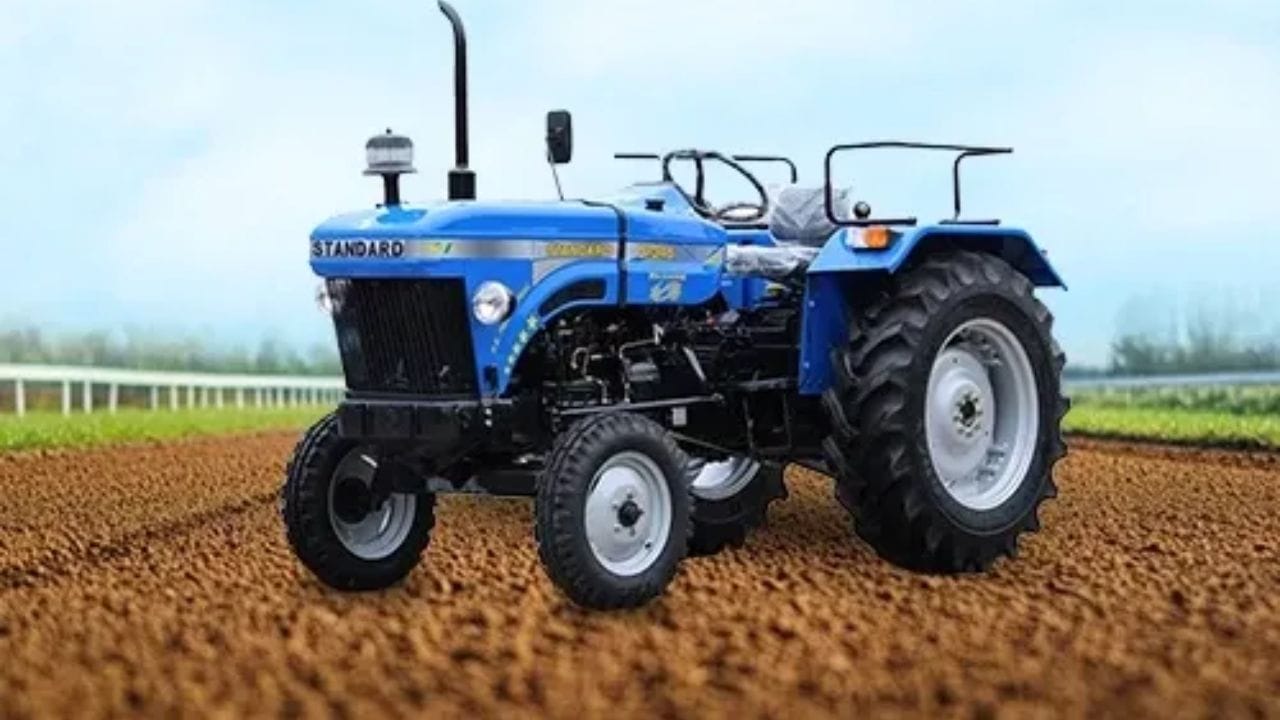 दृश्यमानता आणि सुलभता: पुढची चाके लहान असल्यामुळे ड्रायव्हरला समोरची जमीन आणि पिके स्पष्टपणे दिसतात. यामुळे पिकांचे नुकसान टाळून ट्रॅक्टर चालवणे सोपे जाते. 