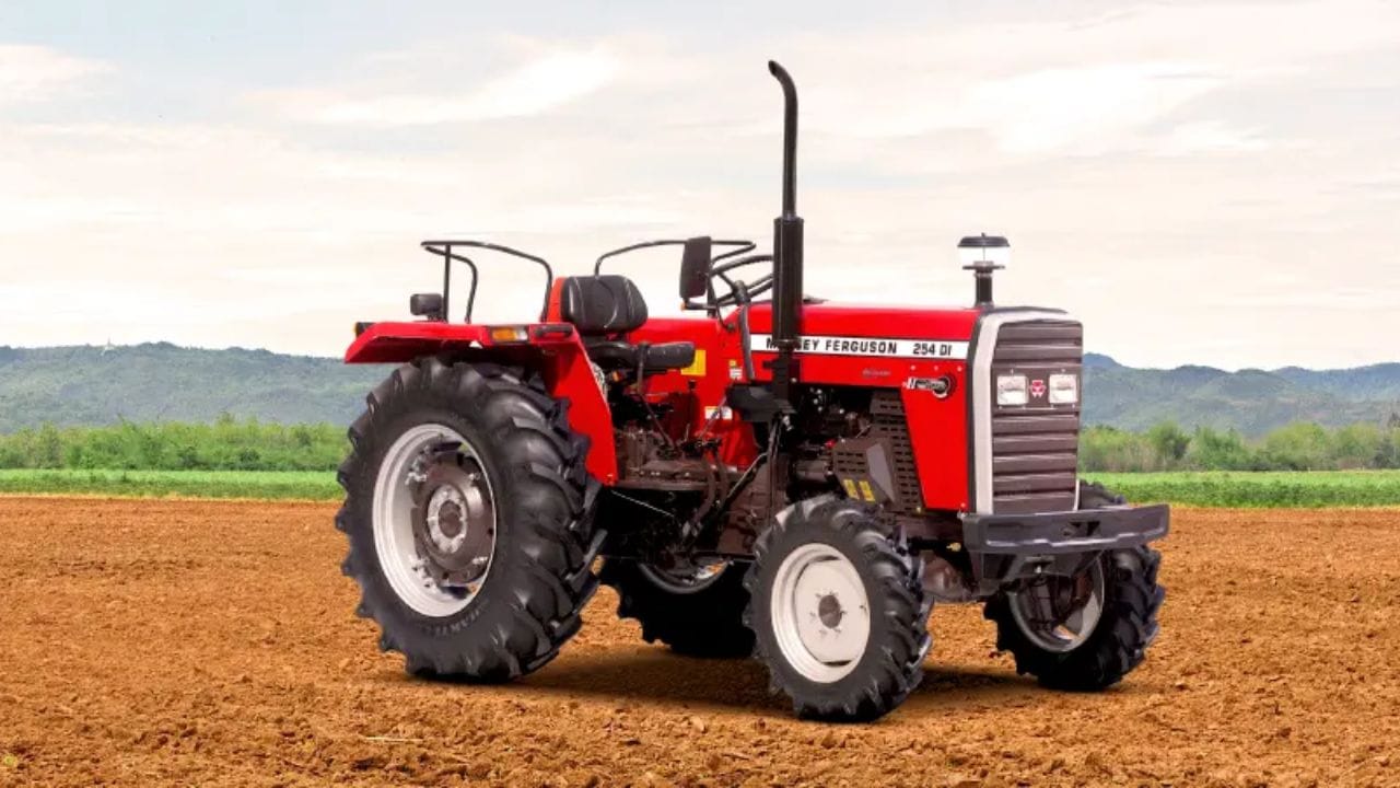 मजबूत पकड आणि ओढण्याची शक्ती: ट्रॅक्टरचा मुख्य उपयोग जड नांगर, रोटाव्हेटर किंवा ट्रॉली ओढण्यासाठी होतो. मागील मोठी चाके जमिनीवर अधिक चांगली पकड (Grip) मिळवून देतात, ज्यामुळे ट्रॅक्टर चिखलात किंवा ढिल्या मातीत अडकत नाही.