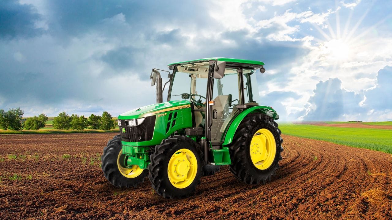 वजनाचे संतुलन: ट्रॅक्टरचे इंजिन आणि इतर जड भाग प्रामुख्याने मागील बाजूला असतात. जेव्हा ट्रॅक्टर जड सामान ओढतो, तेव्हा सर्व भार मागच्या चाकांवर येतो. मोठी चाके हा भार पेलण्यास आणि ट्रॅक्टरला संतुलित ठेवण्यास मदत करतात.