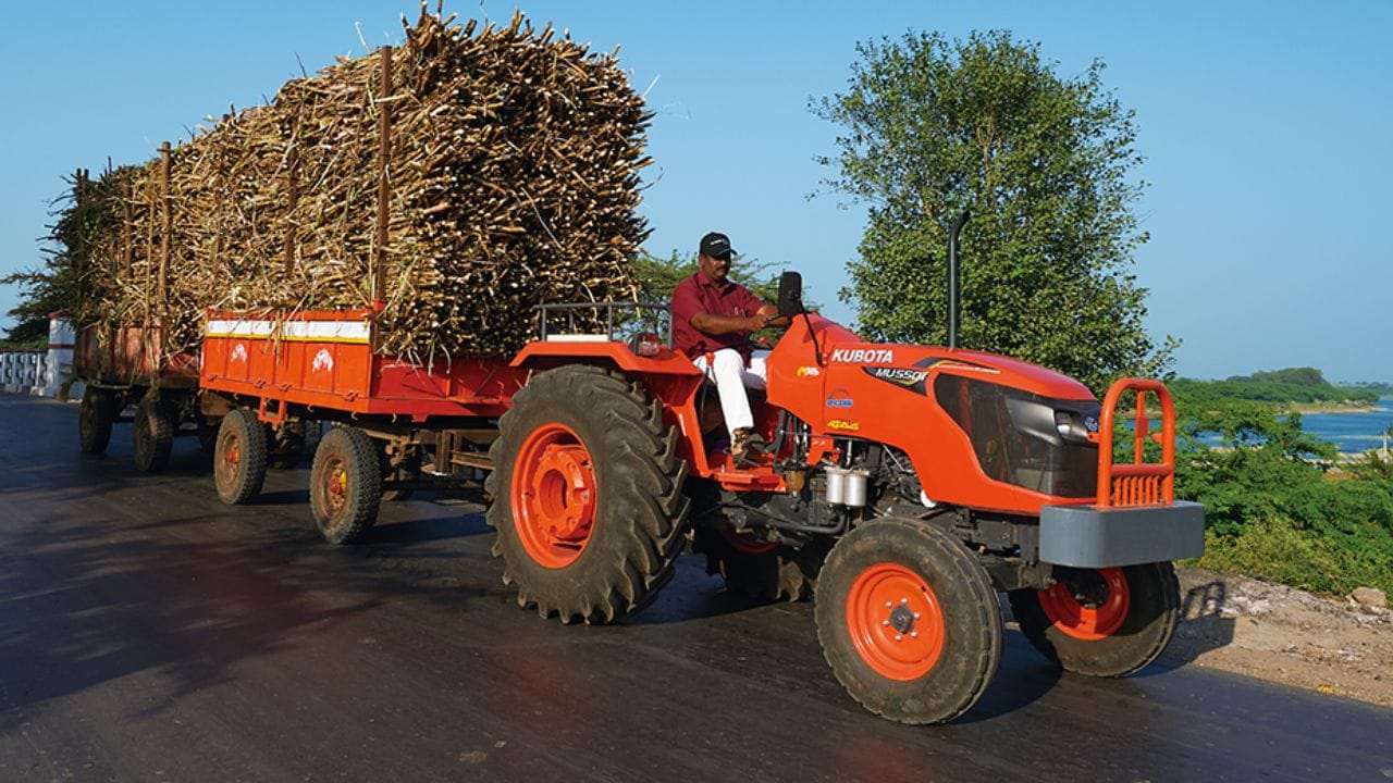 वळण घेण्यास सोपे: पुढची चाके लहान असल्याने ट्रॅक्टर कमी जागेत सहज वळवता येतो. शेतातील अरुंद भागात किंवा कोपऱ्यात काम करताना 'टाइट टर्न' घेण्यासाठी ही रचना अत्यंत उपयुक्त ठरते.