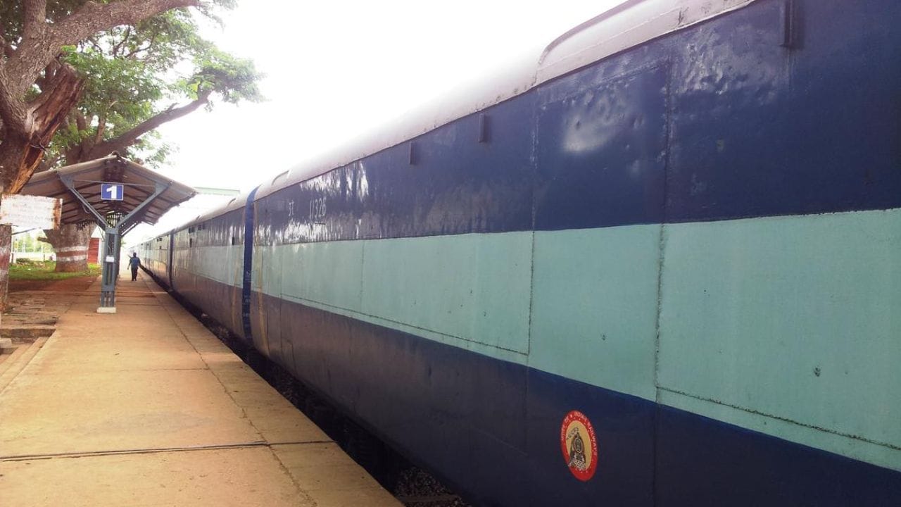 वाहतूक: या ट्रेनचा मुख्य उपयोग मिनी ट्रक, ट्रॅक्टर आणि कार यांसारखी मोठी वाहने एका ठिकाणाहून दुसऱ्या ठिकाणी सुरक्षितपणे पोहोचवण्यासाठी केला जातो.