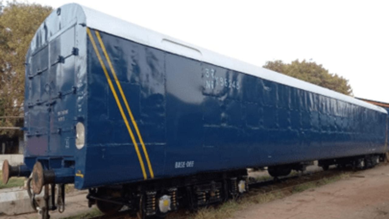 सुरक्षा: गाड्यांचे दरवाजे आणि खिडक्या पूर्णपणे बंद केल्या जातात, जेणेकरून त्यातून कार, ट्रॅक्टर किंवा इतर महागड्या वस्तूंची वाहतूक करताना कोणताही फेरफार किंवा चोरी होऊ नये.