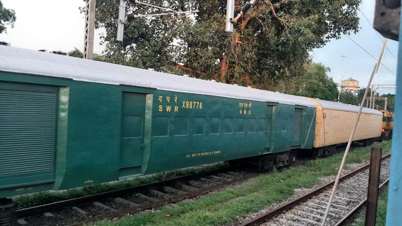 रूपांतरण प्रक्रिया: जेव्हा प्रवासी रेल्वेच्या ICF कोचचे आयुष्य (साधारण २०-२५ वर्षे) संपते किंवा ते खराब होतात, तेव्हा त्यांना 'पिरियॉडिक ओव्हरहॉलिंग'साठी पाठवले जाते. त्यानंतर त्यांचे रूपांतर 'ऑटो कॅरिअर'मध्ये करून त्यांना NMG असे नाव दिले जाते.