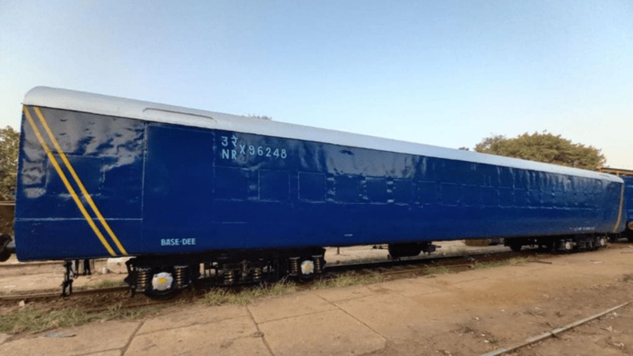 स्वरूप: ही ट्रेन दिसायला एखाद्या प्रवासी ट्रेनसारखीच (पॅसेंजर गाडी) असते, परंतु यात एकही खिडकी किंवा दरवाजा नसतो. ही गाडी पूर्णपणे पॅक असते.