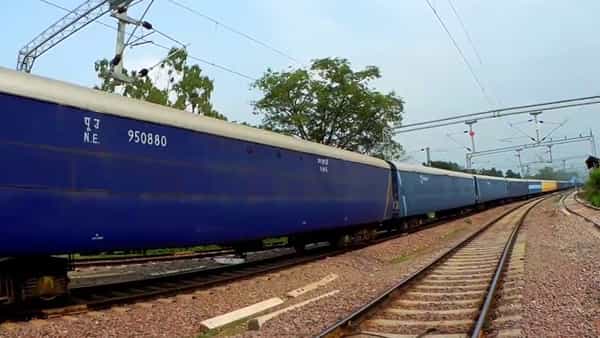 NMG ट्रेन : भारतातील NMG ट्रेनच्या डब्ब्यांना दरवाजा आणि खिडकी नसते. ही विशेष प्रकारची मालगाडी आहे, जी एका राज्यातून दुसऱ्या राज्यात मौल्यवान वस्तू वाहून नेण्यासाठी वापरली जाते.