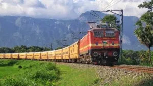 सिग्नलशिवाय धावणारी भारतातील एकमेव ट्रेन, 124 वर्षांपासून हात दाखवताच थांबते