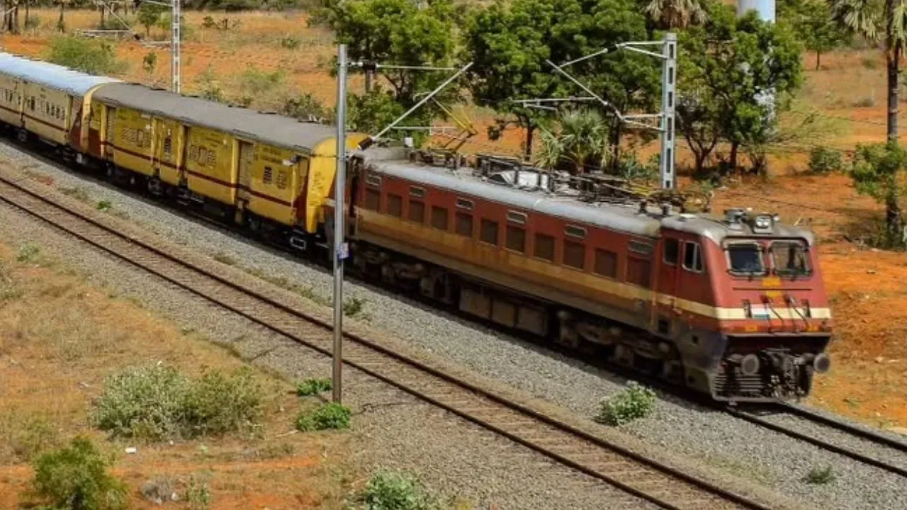 ट्रेनचे नाव आणि स्थान: ही अनोखी ट्रेन उत्तर प्रदेशातील बुंदेलखंड भागात जालौन जिल्ह्यातील 'एट जंक्शन' ते 'कोंच' दरम्यान धावते. स्थानिक लोक या ट्रेनला प्रेमाने 'अद्दा' (Adda) म्हणून ओळखतात.