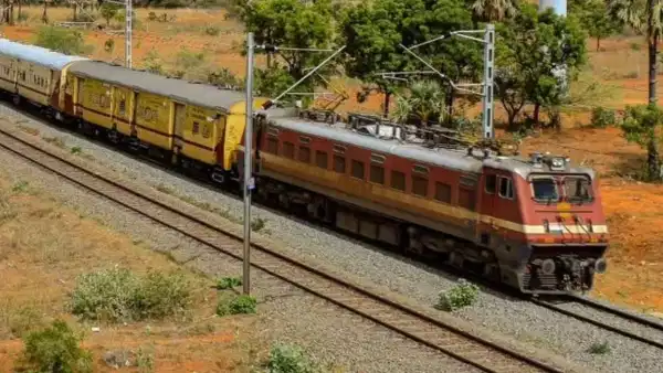 ट्रेनचे नाव आणि स्थान: ही अनोखी ट्रेन उत्तर प्रदेशातील बुंदेलखंड भागात जालौन जिल्ह्यातील 'एट जंक्शन' ते 'कोंच' दरम्यान धावते. स्थानिक लोक या ट्रेनला प्रेमाने 'अद्दा' (Adda) म्हणून ओळखतात.