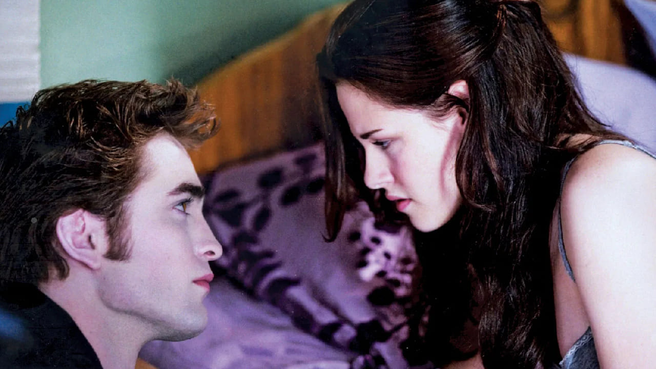 दोन वेगवेगळ्या जगांना जोडणारी ही कथा आहे. एकीकडे सामान्य मानव आणि दुसरीकडे त्याच मानवांचे रक्त पिणारा पिशाच. हे वर्णन ऐकताच अनेकांच्या लक्षात आले असेल की येथे चर्चा होतेय ‘ट्वाइलाइट’ या गाजलेल्या चित्रपटाची.