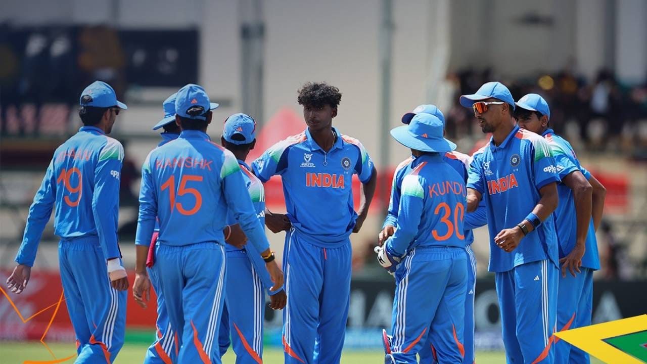 अंडर 19 वर्ल्डकप स्पर्धेच्या उपांत्य फेरीत अफगाणिस्तानने भारतासमोर 311 धावांचं लक्ष्य ठेवलं होतं. भारताने हे लक्ष्य 41.1 षटकात 3 गडी गमवून पूर्ण केलं. अंतिम फेरीत धडक भारताने काही विक्रम रचले आहे. भारताने 311 धावांचा पाठलाग करत अंडर 19 क्रिकेटमध्ये इतिहास रचला आहे. यापूर्वी इंग्लंडविरुद्ध 2002 मध्ये 304 धावांचा पाठलाग केला होता. दरम्यान  भारताने अंडर 19 वर्ल्डकप स्पर्धेच्या अंतिम दहाव्यांदा एन्ट्री मारली आहे. त्यानंतर ऑस्ट्रेलियाचा क्रमांक लागतो. त्यांनी सहावेळा अशी कामगिरी केली आहे. (Photo-BCCI Twitter)