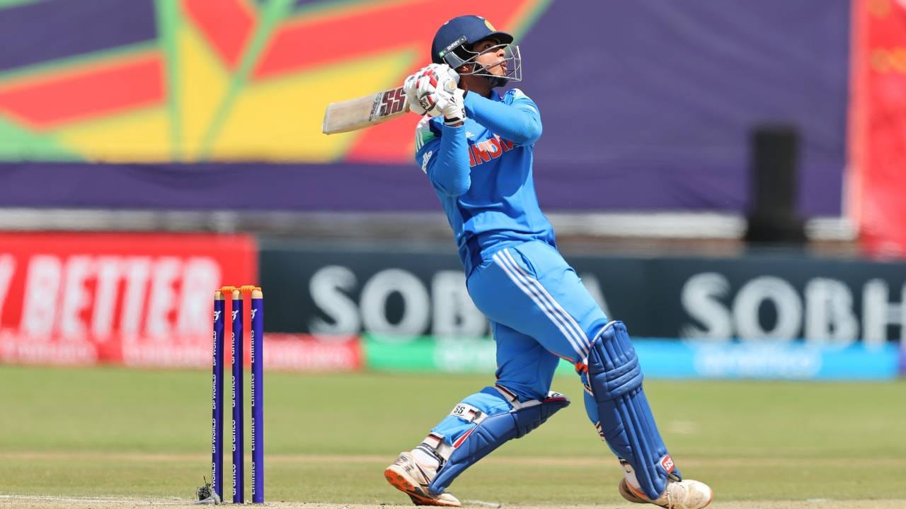 अंडर 19 वनडे वर्ल्डकप स्पर्धेच्या इतिहासात सर्वाधिक षटकार मारणाऱ्या खेळाडूंच्या यादीत वैभव सूर्यवंशी संयुक्तरित्या दुसऱ्या क्रमांकावर आहे. 2022 मध्ये डेवॉर्ड ब्रेव्हिसने सर्वाधिक 18 षटकार मारले होते. जॅक बर्नहॅमने 2016 मध्ये 15 षटकार मारले होते. आता वैभव सूर्यवंशीने 2026 मध्ये या विक्रमाची बरोबरी केली आहे. अंतिम सामन्यात 4 षटकार मारताच टॉपला विराजमान होईल. (Photo-BCCI Twitter)