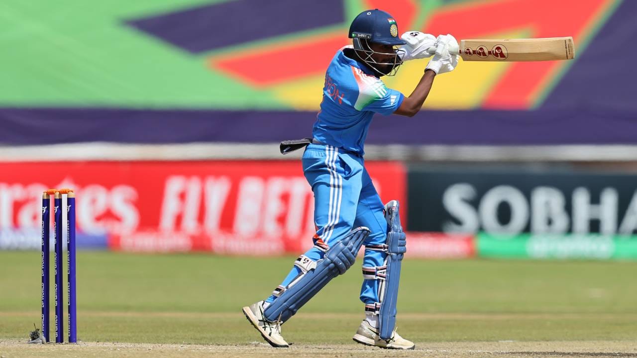 अंडर 19 वर्ल्डकप स्पर्धेत सर्वात मोठ्या लक्ष्याचा पाठलाग करण्याचा विक्रम भारताच्या नावावर झाला आहे. भारताने अफगाणिस्तानविरुद्ध 311 धावा गाठल्या. यापूर्वी हा विक्रम न्यूझीलंडच्या नावावर होता. त्यांनी 2006 मध्ये 305 धावांचा यशस्वीरित्या पाठलाग केला होता. (Photo-BCCI Twitter)