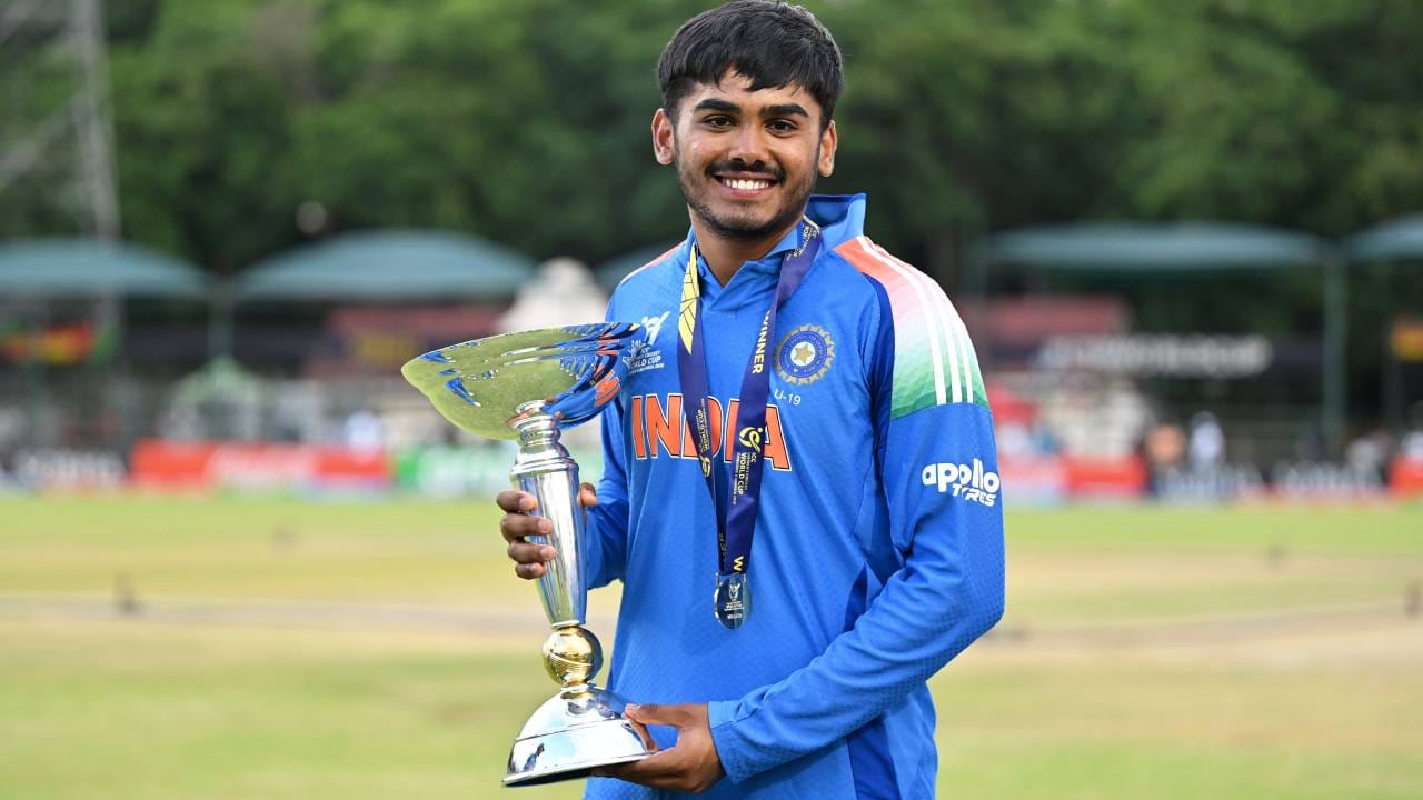 टीम इंडियाने जेतेपद मिळवलं असलं तरी आयसीसीकडून टीम इंडियाला बक्षिसाच्या रूपाने कोणतीही रक्कम मिळणार नाही. कारण आयसीसी अंडर 19 मेन्स क्रिकेट वर्ल्डकप स्पर्धेत रक्कम देत नाही. ही एक कौशल्य विकास करणारी स्पर्धा आहे. या स्पर्धेचा हेतू फक्त खेळाडू घडवणे आणि विकास इतकाच आहे. मागच्या कोणत्याही पर्वात बक्षिसी रक्कम दिलेली नाही. (Photo- BCCI Twitter)