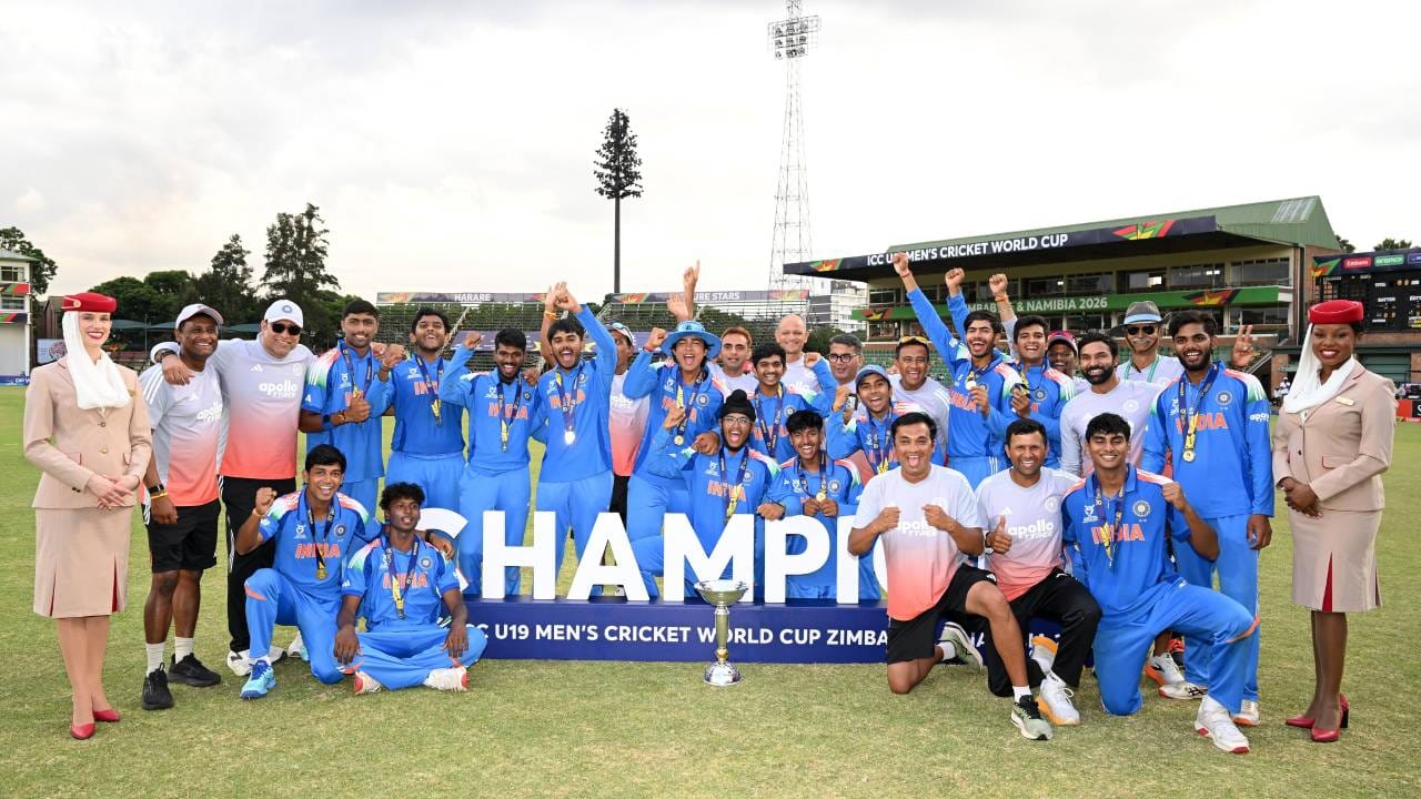 अंतिम सामन्यात भारताने 50 षटकात 9 गडी गमवून 411 धावा केल्या. पण या धावांचा पाठलाग करताना इंग्लंडचा संघ 311 धावांवरच गारद झाला. हा सामना भारताने 100 धावांनी जिंकला. या विजयात वैभव सूर्यवंशीचं योगदान महत्त्वाचं ठरलं. (Photo- BCCI Twitter)