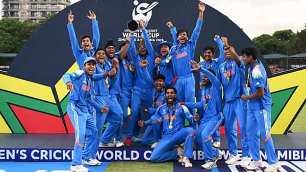 अंडर 19 वनडे वर्ल्डकप स्पर्धेच्या अंतिम सामन्यात भारताने इंग्लंडला पराभवाची धूळ चारली. हा सामना एकतर्फी झाला. पहिल्या डावातच या सामन्याचं चित्र स्पष्ट झालं होतं. भारताने सहाव्यांदा अंडर 19 वर्ल्डकप जिंकला आहे. आतापर्यंत सर्वाधिक वेळा जेतेपद जिंकणारा संघ ठरला आहे. (Photo- BCCI Twitter)
