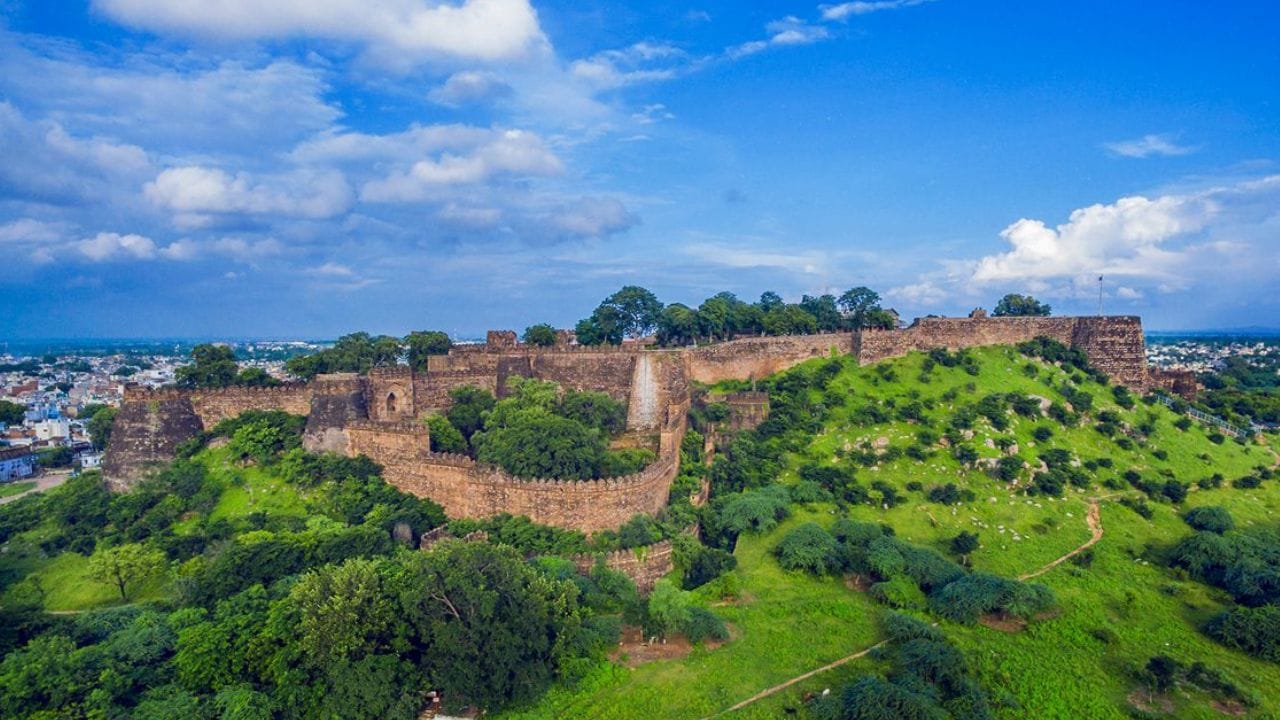 क्षेत्रफळ आणि लोकसंख्या: उत्तर प्रदेश हे भारतातील सर्वात जास्त लोकसंख्या असलेले राज्य आहे. मोठ्या लोकसंख्येला सरकारी योजनांचा लाभ मिळावा आणि प्रशासनावर पकड राहावी, यासाठी या राज्यात जिल्ह्यांची संख्या अधिक ठेवण्यात आली आहे.