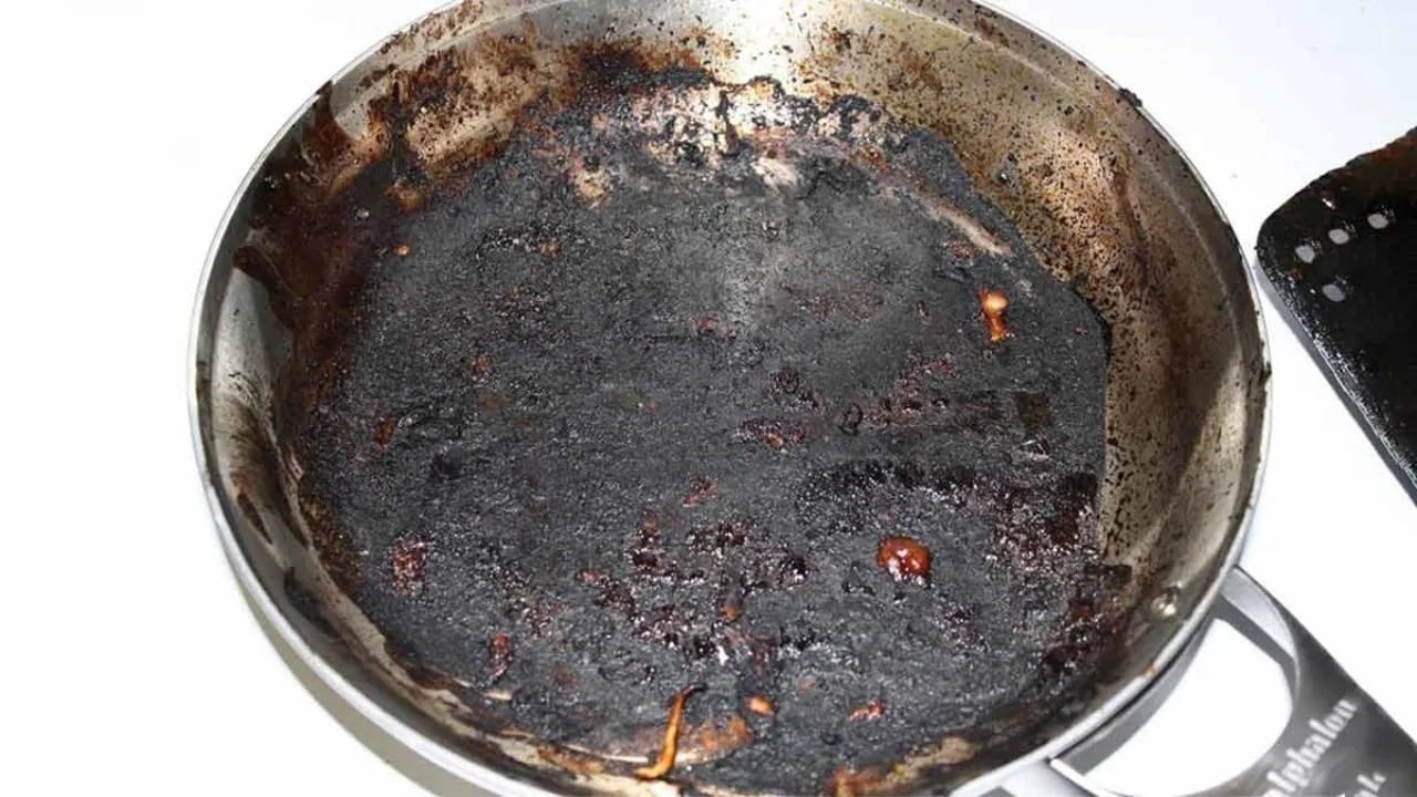 स्वयंपाक करताना अनेकदा भांडी जळतात किंवा अन्नाचे थर साचून ती काळी पडतात. अशी भांडी घासणे म्हणजे गृहिणींसाठी मोठे कष्टाचे काम असते. तासनतास मेहनत करूनही अनेकदा हा काळेपणा पूर्णपणे जात नाही. पण आता काळजी करण्याची गरज नाही. तुमच्या किचनमधील काही साहित्याचा वापर करून तुम्ही ही घाणेरडी भांडी काही मिनिटांत नव्यासारखी चमकवू शकता.