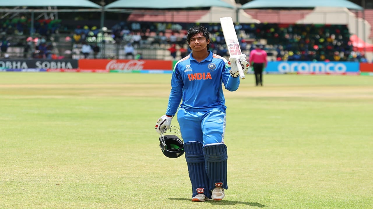 टीम इंडियाने आजपासून 10 वर्षांआधी 2016 रोजी अंडर 19 वर्ल्ड कप स्पर्धेत बाद फेरीत सर्वोच्च धावसंख्येचा वर्ल्ड रेकॉर्ड केला होता. भारताने तेव्हा नामिबिया विरुद्ध 6 विकेट्स गमावून 349 धावा केल्या होत्या. त्यानंतर आता वैभवच्या खेळीमुळे भारताने 10 वर्षानंतर आपला वर्ल्ड रेकॉर्ड आणखी भक्कम केला (Photo Credit : Bcci X Account)