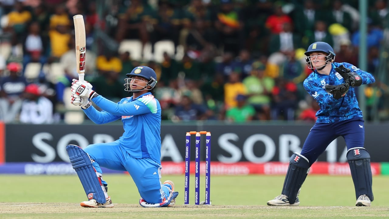 भारताला 400 पार पोहचवण्यात वैभव सूर्यवंशी याने प्रमुख भूमिका बजावली. वैभवने 15 चौकार आणि 15 षटकारांच्या मदतीने 80 चेंडूत 175 धावा केल्या. (Photo Credit : Bcci X Account)