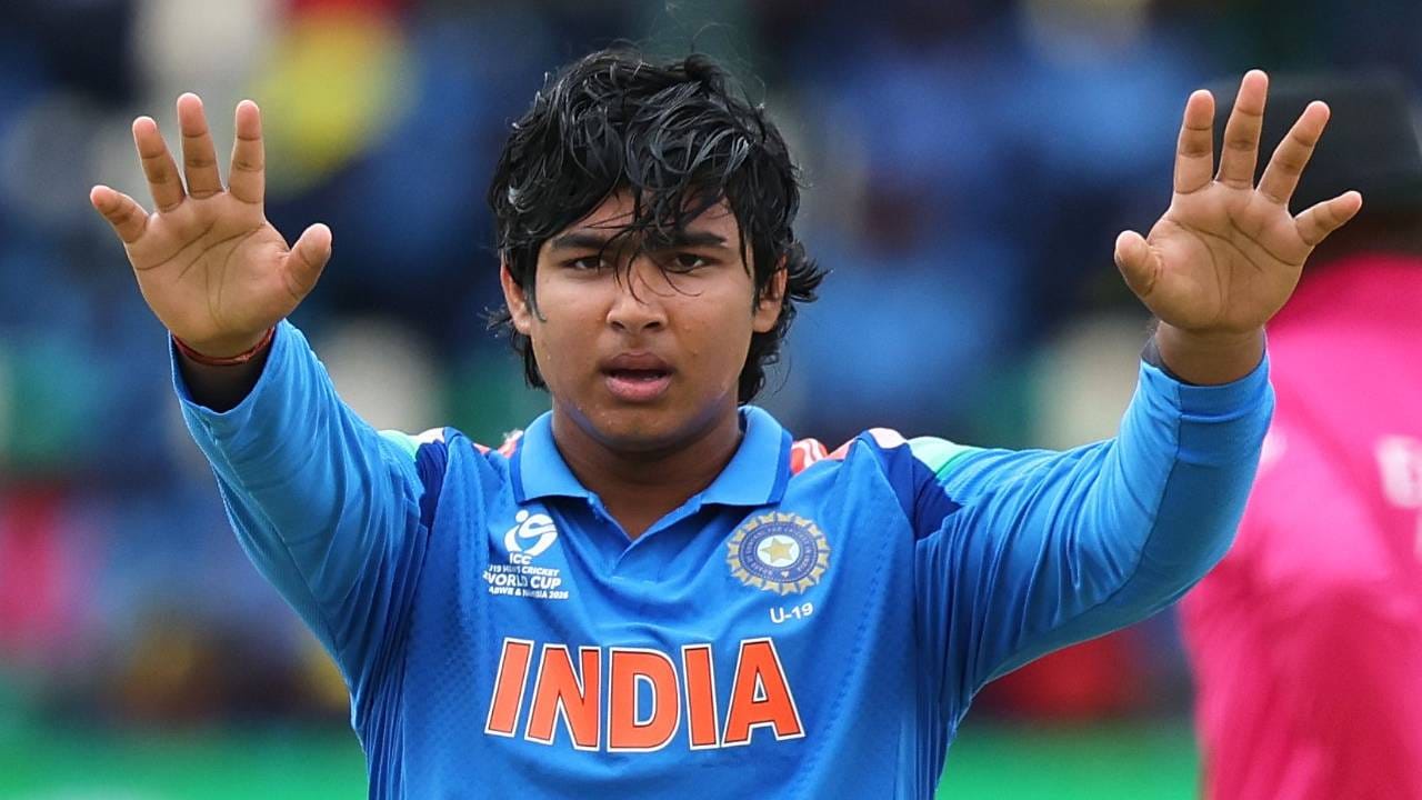 सरावादरम्यान आक्रमक फलंदाज वैभव सूर्यवंशीने बॅटबद्दल मोठा खुलासा केला आहे. यावेळी त्यान शुभम दुबेच्या बॅटचे कौतुक केलं. तेव्हा त्याच्या शेजारी बसलेल्या व्यक्तीचं लक्ष वैभवच्या बॅटकडे गेलं आणि त्यावर त्याचे नाव लिहिलेलं पाहिलं. तेव्हा वैभवच्या बॅटवर त्याला नाव चुकीचं दिसलं. (Photo- BCCI Twitter)