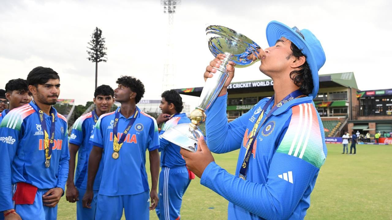 अंडर 19 वनडे वर्ल्डकप जेतेपदानंतर वैभव सूर्यवंशी आता आयपीएलच्या तयारीला लागला आहे. आयपीएल स्पर्धा पुढच्या महिन्यात सुरू होणार आहे. या स्पर्धेत वैभव सूर्यवंशी राजस्थान रॉयल्सकडून मैदानात उतरणार आहे. राजस्थान रॉयल्सच्या कॅम्पमध्ये तो कठोर सराव करत आहे. (Photo- BCCI Twitter)