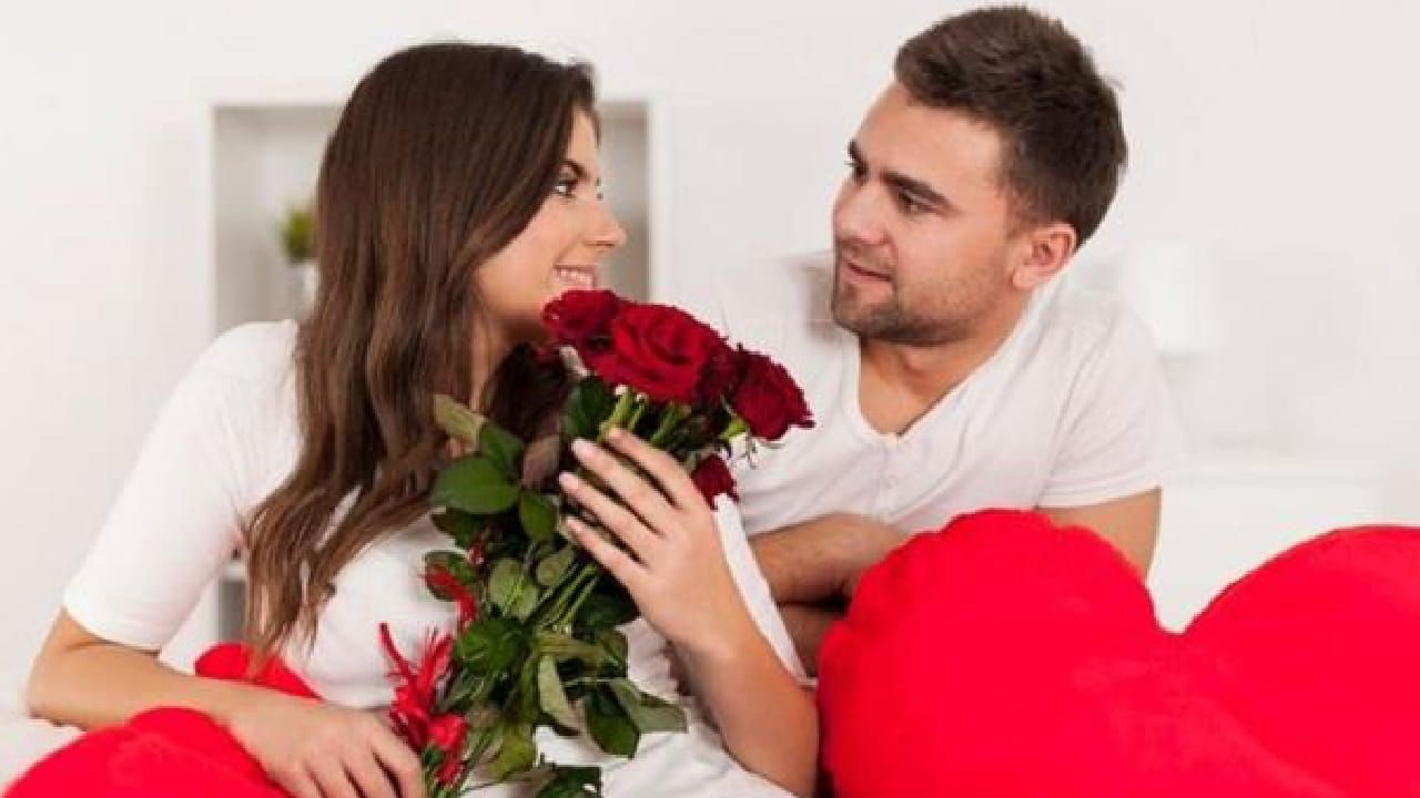 व्हॅलेंटाईन डेच्या दिवसांची सुरुवात झाली असून आज 'रोज डे' आहे.  आज तुम्ही तुमच्या प्रेयसीला वेगळ्या आणि हटके मराठी शायरीमध्ये गुलाब देऊन प्रेमाची सुरुवात करा. 