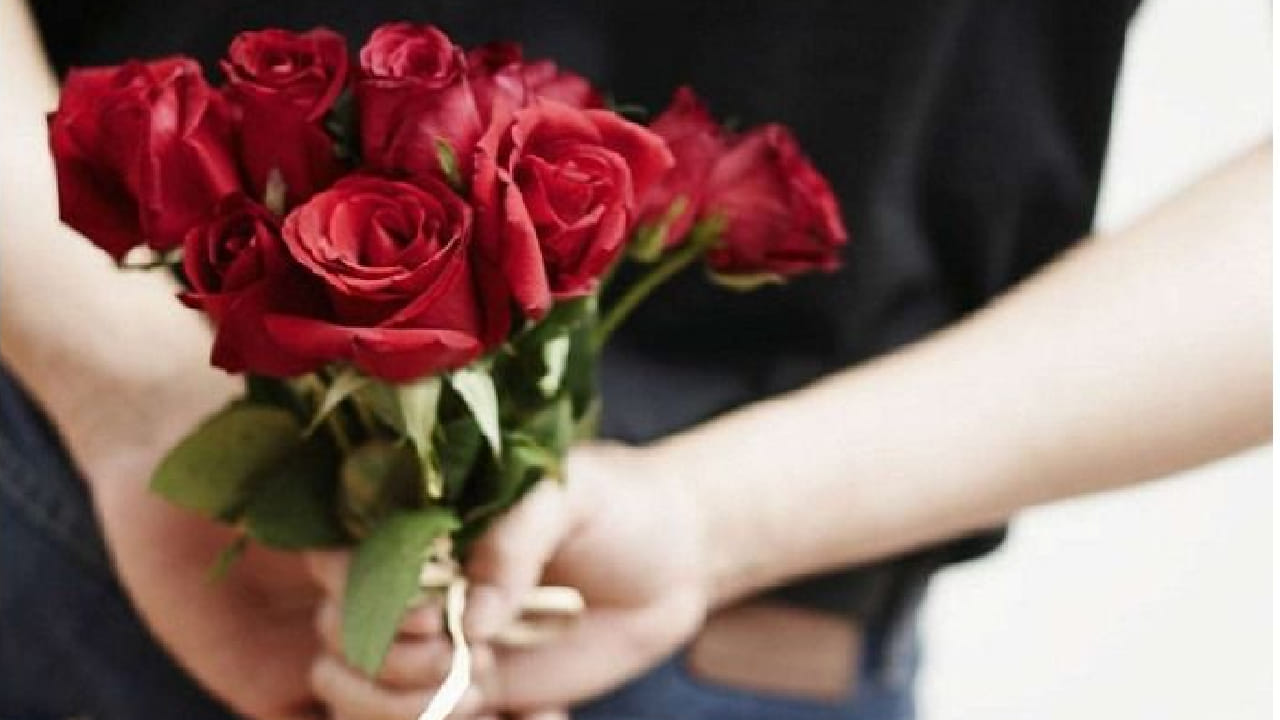 गुलाबासारखंच तुझं प्रेम कोमल आणि खास, तुझ्या सोबतीशिवाय आयुष्य वाटतं निरस आणि उदास.