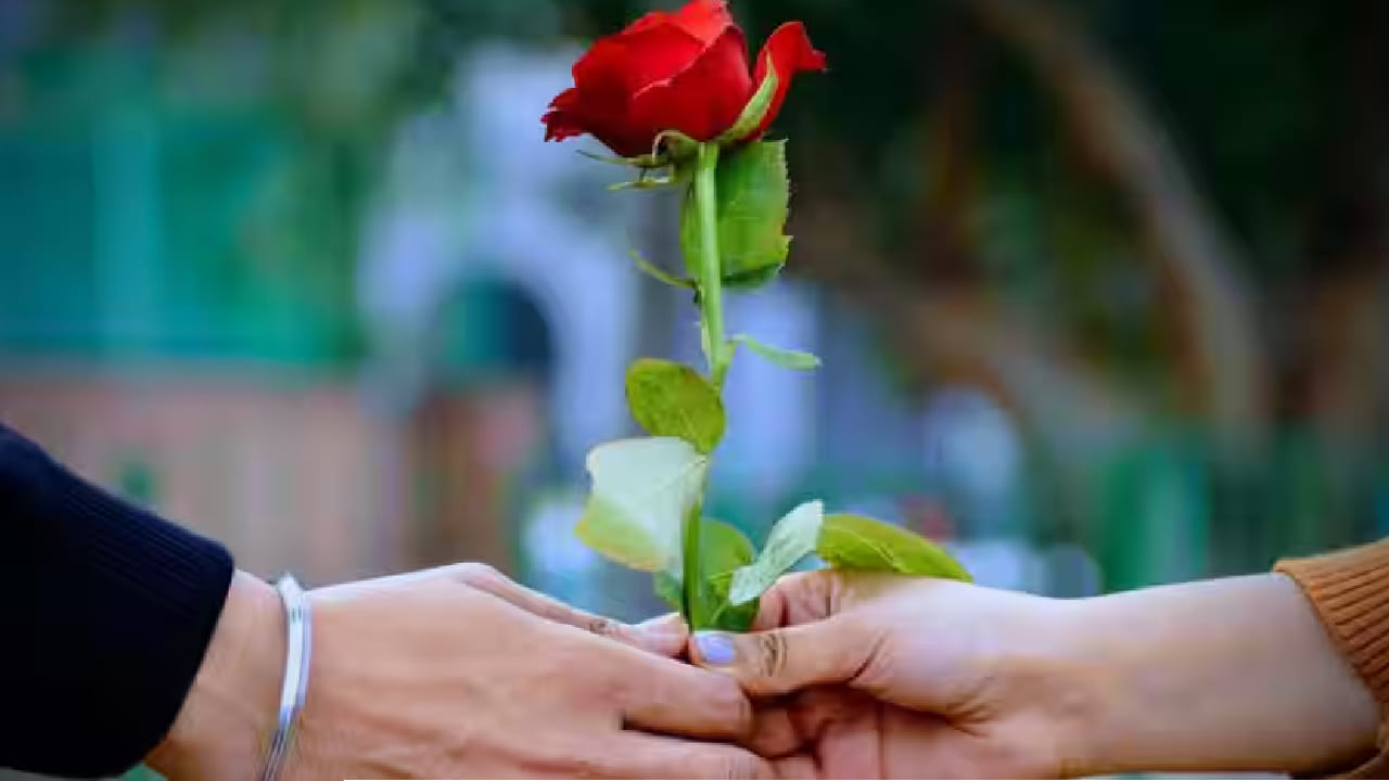 तुझ्या एका हसण्यात माझं सगळं विश्व सामावलं, म्हणूनच हा गुलाब तुझ्यासाठी खास फुललं.