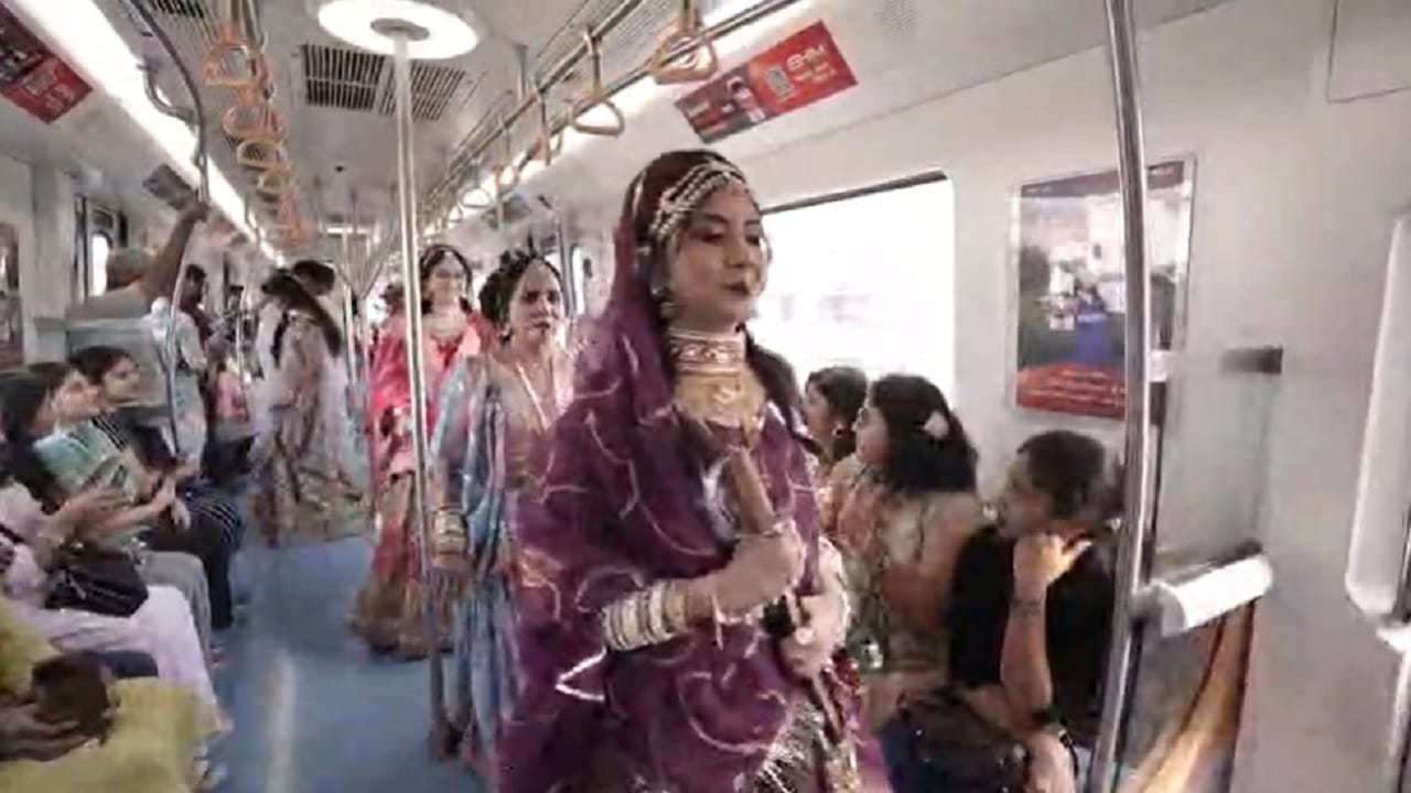 सांगायचं झालंतर, नागपुरात चालत्या मेट्रोमध्ये फॅशन शोचं आयोजन करण्यात आलं होतं. शोलो प्रसिद्ध अभिनेत्री वर्षा उसगावकर यांचीही हजेरी होती. शोमध्ये नवोदित डिझायनर्सनी डिझाइन केलेले कपडे परिधान करून मॉडेल्सनी मेट्रोच्या डब्यात रॅम्प वॉक केला.