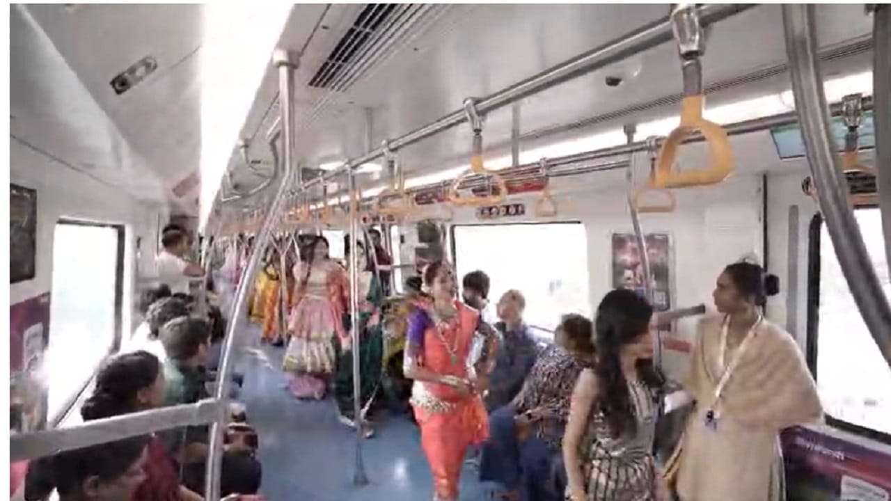 या फॅशन शो मध्ये 8 वर्षापासून ते 50 वर्षापर्यंतच्या महिला पुरुषांनी सहभाग नोंदवला होता. शोमध्ये सहभागी असलेल्यांनी खास लूक करत वॉक केलं आणि प्रवाशांनी देखील सर्वांना उत्तम प्रतिसाद दिला. सध्या शोचे फोटो व्हायरल होत आहेत. 