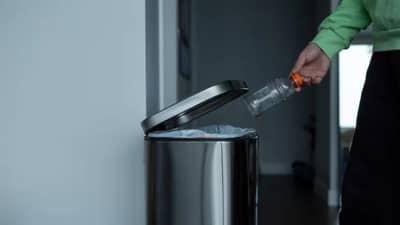 तुम्ही सुद्धा घराच्या या चुकीच्या दिशेला कचऱ्याचा डब्बा ठेवलाय? जाणून घ्या वास्तुशास्त्राचे नियम