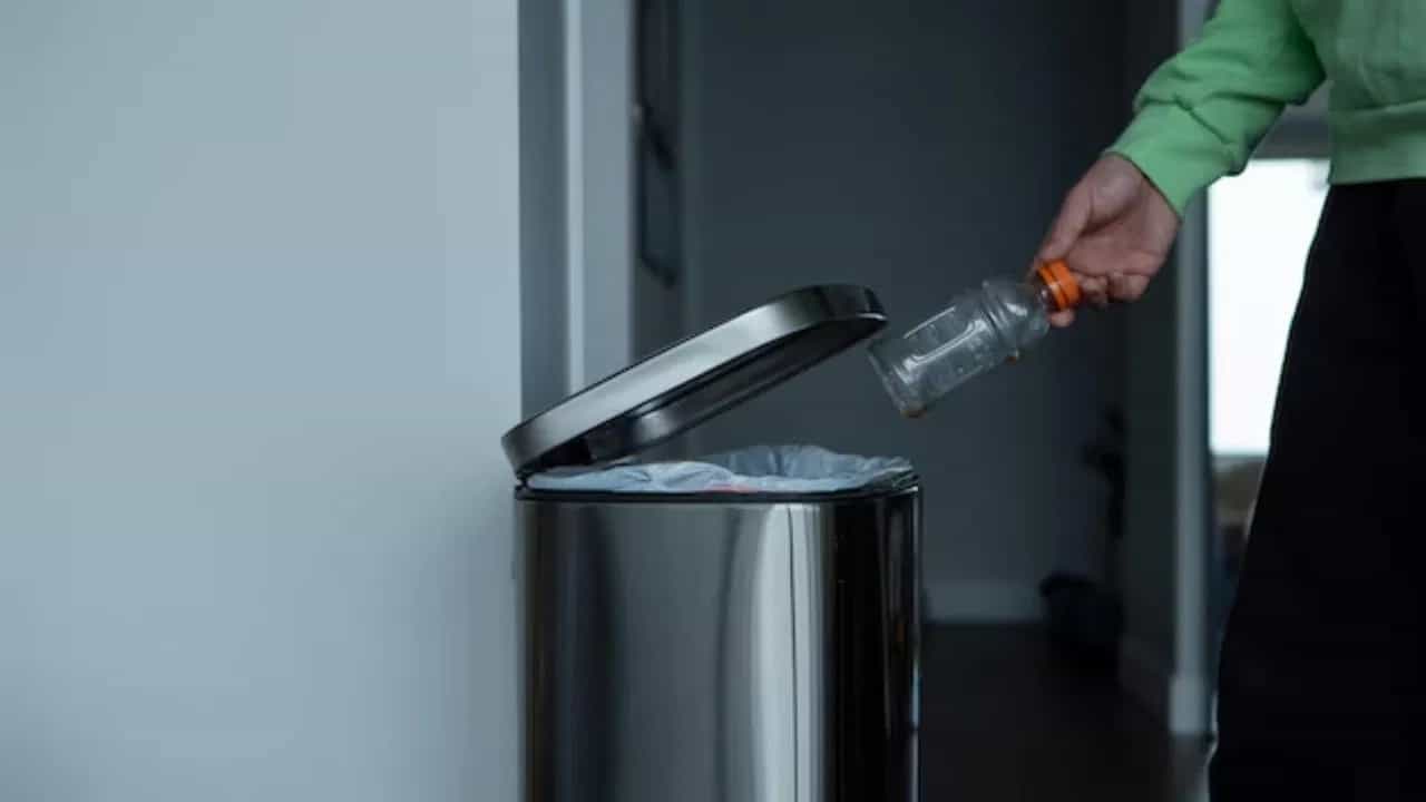 तुम्ही सुद्धा घराच्या या चुकीच्या दिशेला कचऱ्याचा डब्बा ठेवलाय? जाणून घ्या वास्तुशास्त्राचे नियम