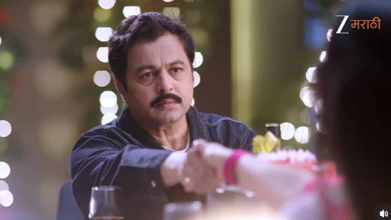 'झी मराठी' वाहिनीवरील 'वीण दोघांतली ही तुटेना' या मालिकेचं कथानक अत्यंत रंजक वळणावर येऊन पोहोचलं आहे. यामध्ये नुकतंच अंशुमनचं खरं रुप सर्वांसमोर आलं आहे. त्यामुळे स्वानंदीबद्दल समरच्या मनात थोडा का होईना विश्वास निर्माण झाला आहे.
