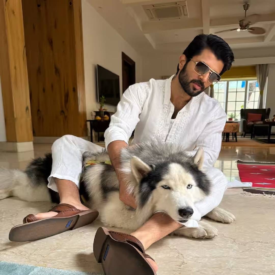 विजय देवरकोंडा या घरात त्याचे वडील गोवर्धन राव, आई माधवी आणि भाऊ आनंद यांच्यासोबत राहतो. त्यांच्यासोबत पाळीव श्वान स्टॉर्मसुद्धा या घरात राहतो. विजयच्या इन्स्टाग्रामवरील फोटोंमध्ये अनेकदा स्टॉर्म दिसतो.