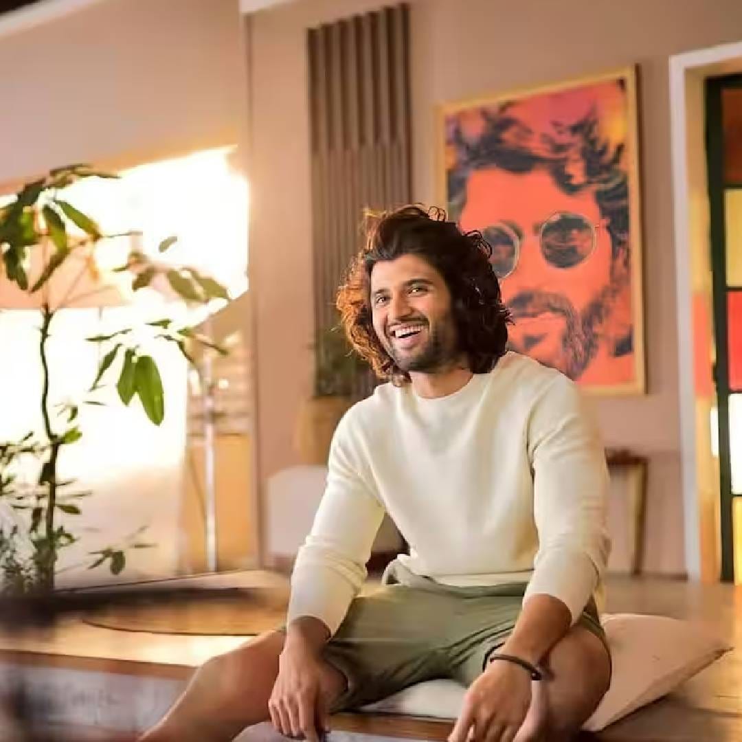 दाक्षिणात्य चित्रपटसृष्टीत विजय देवरकोंडाचा खूप मोठा चाहतावर्ग आहे. त्याने बॉलिवूडमध्येही काम केलं, परंतु त्याला रश्मिकाएवढं बॉलिवूडमध्ये यश मिळालं नाही.