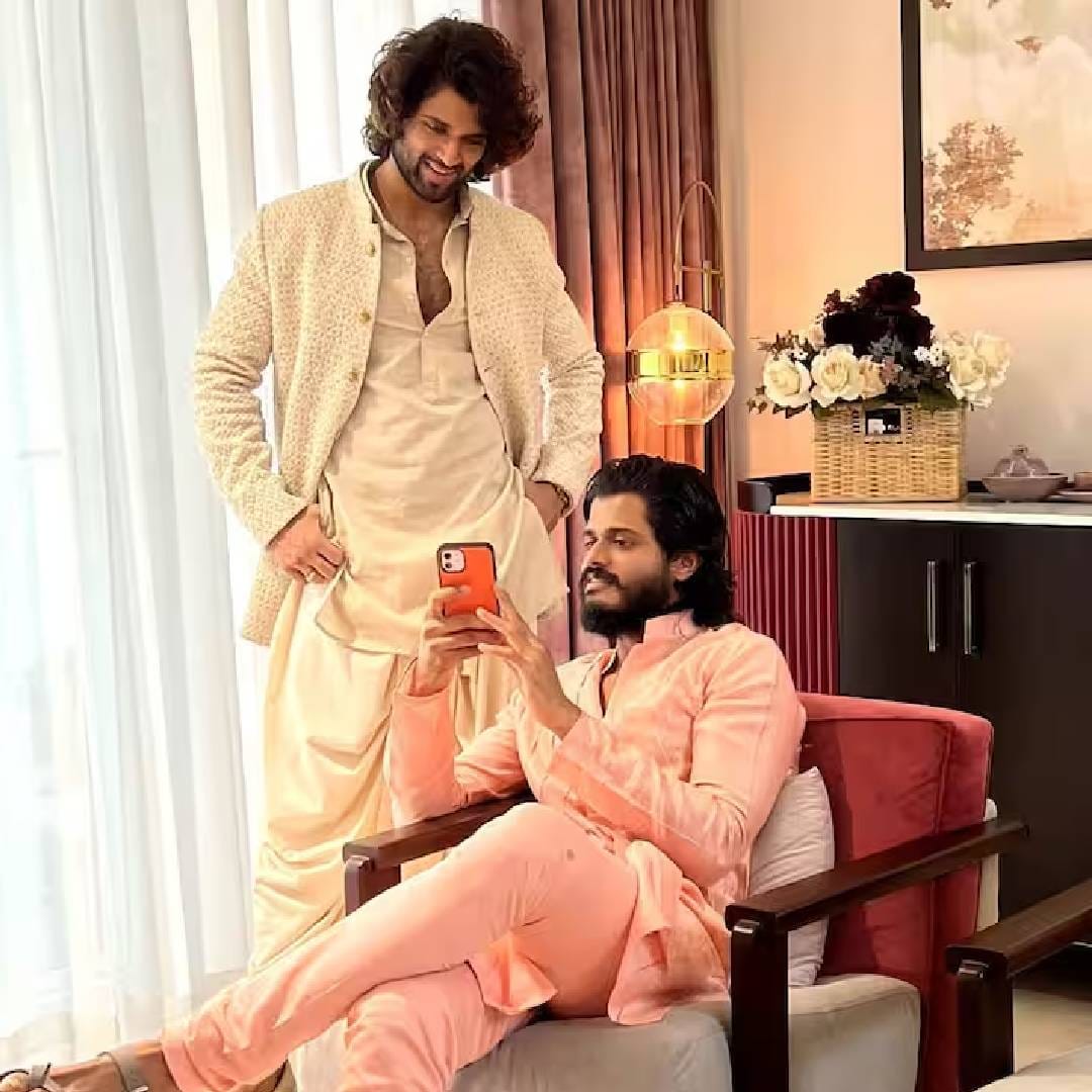 'गीता गोविंदम' या चित्रपटाच्या शूटिंगदरम्यान रश्मिका आणि विजय यांच्यात चांगली मैत्री झाली. हळूहळू या मैत्रीचं प्रेमात रुपांतर झालं. 26 फेब्रुवारी रोजी या दोघांनी लग्नगाठ बांधत आयुष्याची नवी सुरुवात केली आहे.