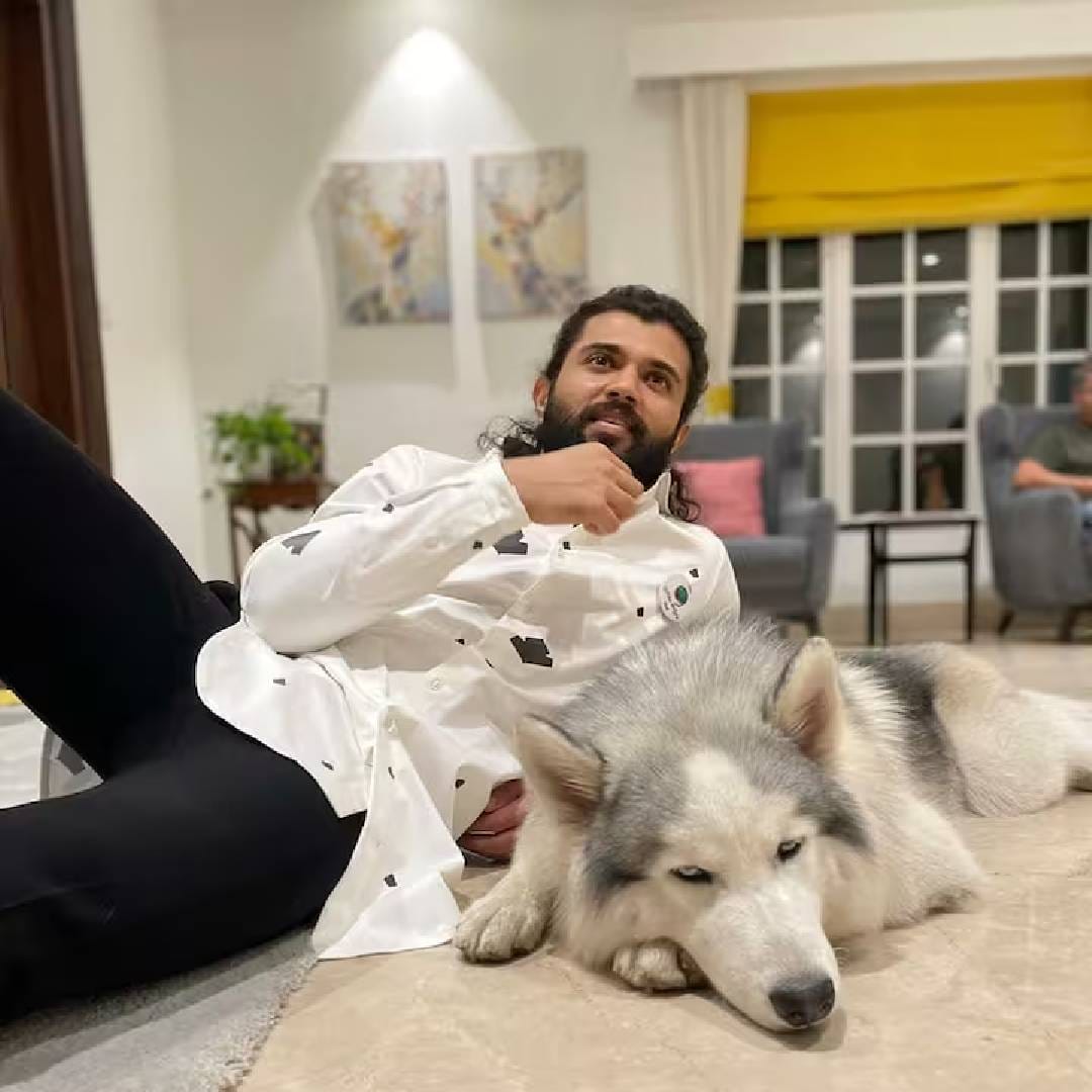 मोठ्या लिव्हिंग रुममध्ये मॉडर्न फर्निचर असून या घरात बहुतांश लाकडी फ्लोअरिंग दिसून येते. सॉफ्ट लाइटिंगमुळे हे घर अधिकच आकर्षक दिसतं. विजयने त्याच्या घरात सुंदर आर्ट पीसेससुद्धा लावले आहेत. त्याचसोबत त्याचा वैयक्तिक फोटो फ्रेमसुद्धा नेटकऱ्यांचं लक्ष वेधून घेतो.