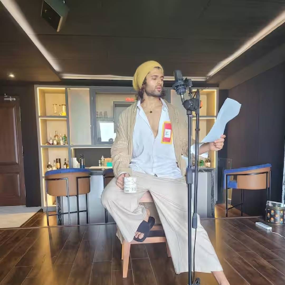 विजय देवरकोंडाच्या या व्हिलामध्ये आराम करण्यासाठी आणि पार्टीसाठी बरीच मोकळी जागा आहे. यामध्ये इन-हाऊस जिम एरियासुद्धा आहे. त्याचसोबत सुंदर टेरेस गार्डनसुद्धा आहे.