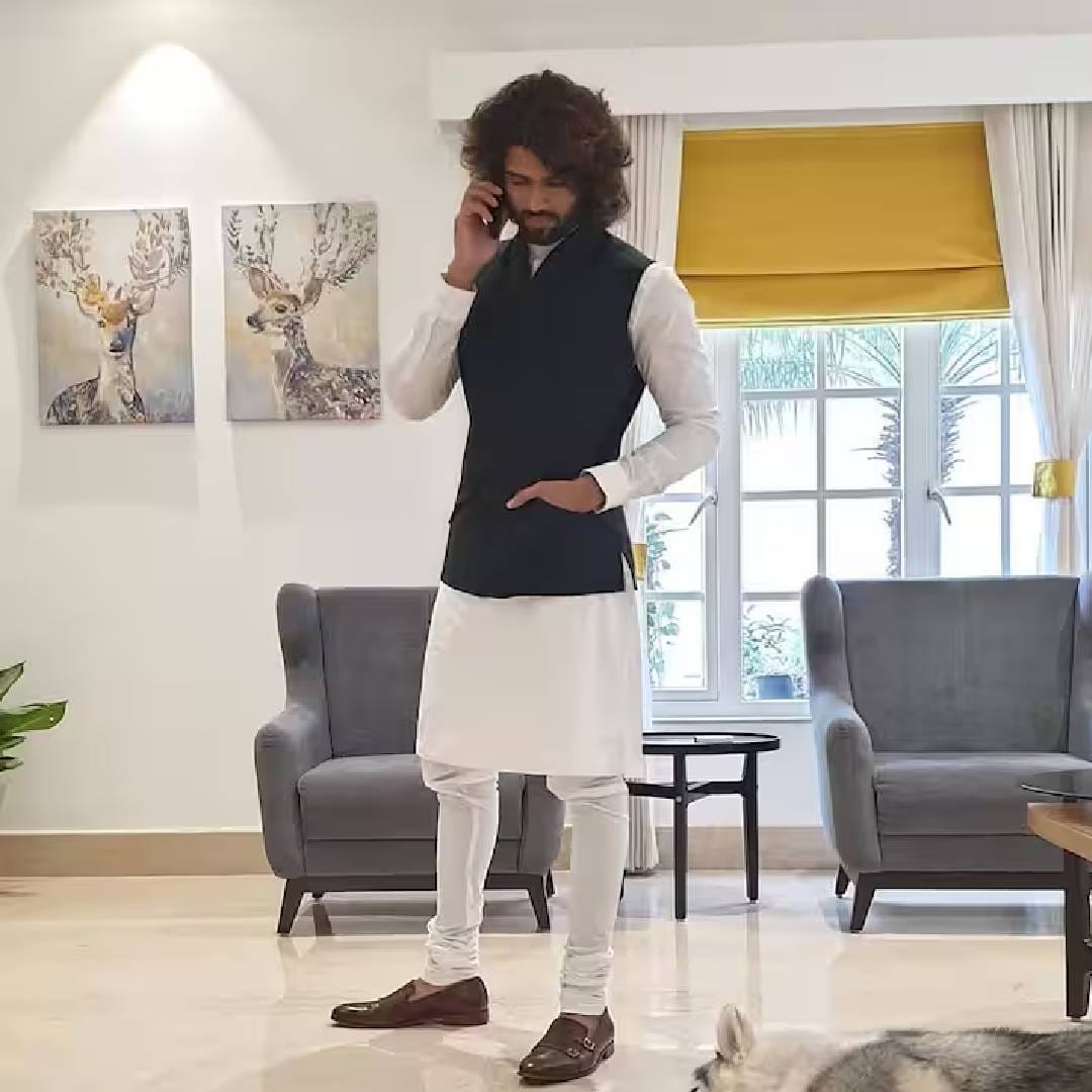 विजयने 2011 मध्ये 'नुव्विला' या चित्रपटातून अभिनयक्षेत्रात पदार्पण केलं आहे. 'पेल्ली चुपूलू', 'अर्जुन रेड्डी', 'गीता गोविंदम', 'टॅक्सीवाला', 'डिअर कॉम्रेड' यांसारख्या चित्रपटांमध्ये त्याने भूमिका साकारल्या आहेत. अर्जुन रेड्डी या चित्रपटाचं नंतर हिंदीत रिमेक झालं असून त्याचं नाव 'कबीर सिंग' असं ठेवण्यात आलं. ज्यामध्ये शाहिद कपूरने मुख्य भूमिका साकारली होती.