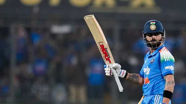 T20 वर्ल्ड कप 2026 मध्ये भारत-पाकिस्तान महामुकाबला 15 फेब्रुवारीला कोलंबोमध्ये होणार आहे. या मॅचमध्ये युवा फलंदाज तिलक वर्मा आणि अभिषेक शर्मा यांच्याकडे विराट कोहलीचा खास रेकॉर्ड तोडण्याची संधी आहे. हे खेळाडू पाकिस्तान विरुद्ध एका बाबतीत सर्वात पुढे निघून जाऊ शकतात. (PHOTO CREDIT- PTI)