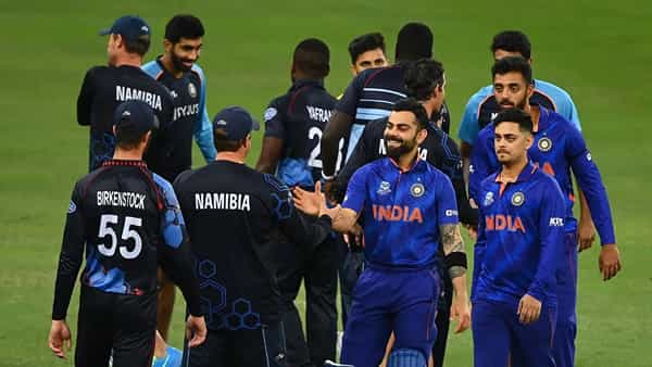 आयसीसी टी 20i वर्ल्ड कप 2026 स्पर्धेत यजमान टीम इंडियासमोर आपल्या मोहिमेतील दुसऱ्या सामन्यात नामिबियाचं आव्हान असणार आहे. दोन्ही संघांची टी 20i वर्ल्ड कप निमित्ताने आमनेसामने येण्याची ही दुसरी वेळ असणार आहे. भारताने याआधी नामिबियाला 2021 च्या टी 20i वर्ल्ड कप स्पर्धेत पराभूत केलं होतं. त्या सामन्यात भारतासाठी खेळलेल्या 5 खेळाडूंची टी 20i कारकीर्द संपली आहे. त्या 5 खेळाडूंबाबत आपण जाणून घेणार आहोत. (Photo: Getty Images)