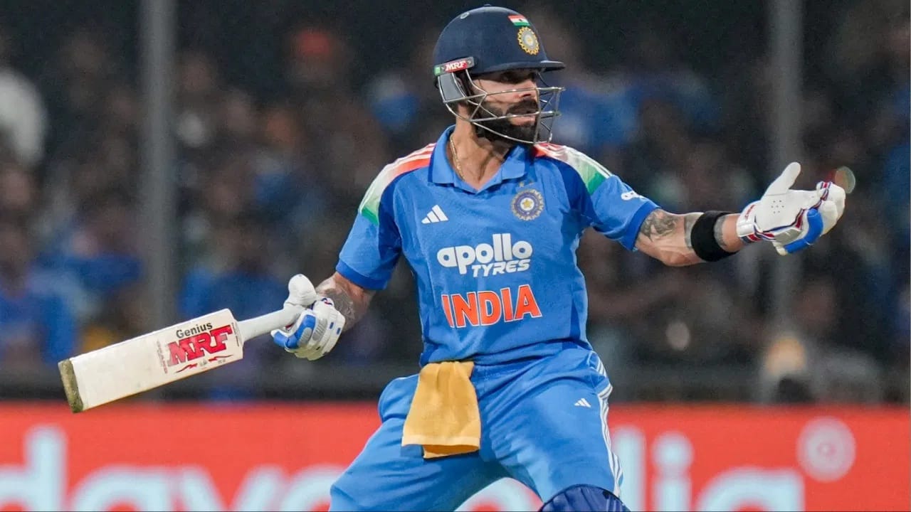 सूर्याने या सामन्यात नाबाद अर्धशतकी खेळी केली. सूर्याला त्याच्या या कामगिरीसाठी मॅन ऑफ द मॅच या पुरस्काराने गौरवण्यात आलं. सूर्याने यासह विराटला मागे टाकलं.  (Photo Credit : PTI)