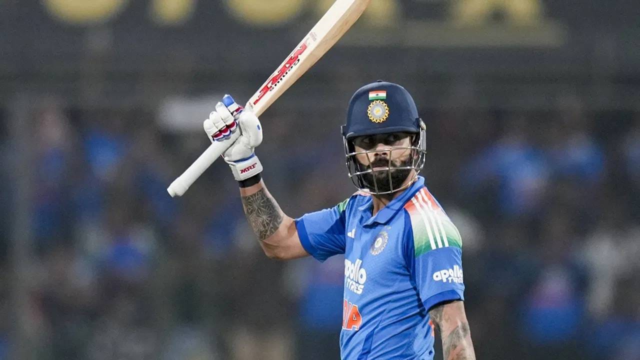 विराट कोहलीने पहिल्या 46 सामन्यात कर्णधार म्हणून 29 सामने जिंकले आणि 15 सामन्यात पराभवाचं तोंड पाहावं लागलं. महेंद्रसिंह धोनी 26 सामने जिंकले, तर 19 सामने गमावले आहेत. (Photo- PTI)