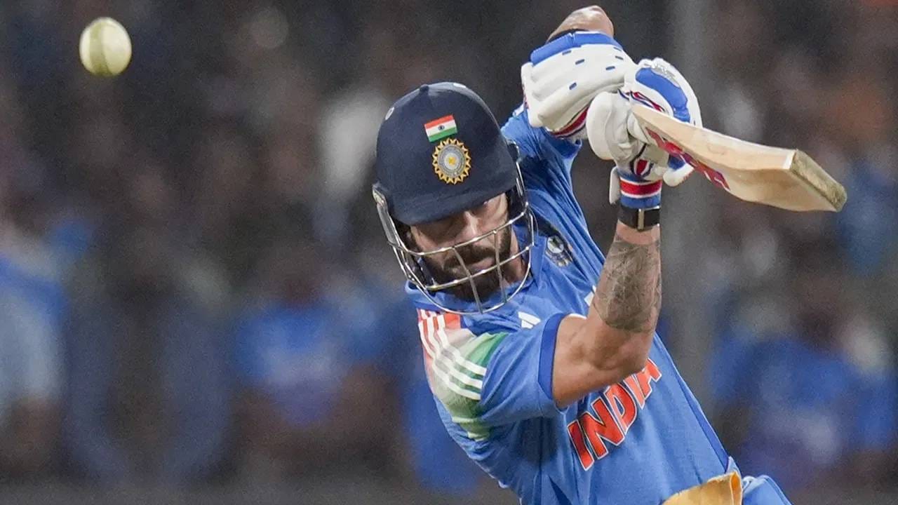 षटकारांच्या यादीत चौथ्या क्रमांकावर ऑस्ट्रेलियाचा डेविड वॉर्नर आहे. त्याने 41 डावात 40 षटकार मारले आहेत. तर पाचव्या क्रमांकावर विराट कोहली असून त्याने 33 डावात 35 षटकार मारले आहेत. (Photo- PTI)