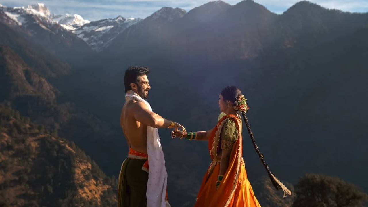 त्रियुगीनारायण मंदिर हे शिव-पार्वतीच्या विवाहाचं पवित्र स्थान म्हणून ओळखलं जातं. 'तुमच्या संसाराला शिव-पार्वतीसारखं अखंड प्रेम, समृद्धी आणि आशीर्वाद लाभो,' अशा प्रतिक्रिया नेटकऱ्यांनी या दोघांच्या फोटोंवर दिल्या आहेत. 
