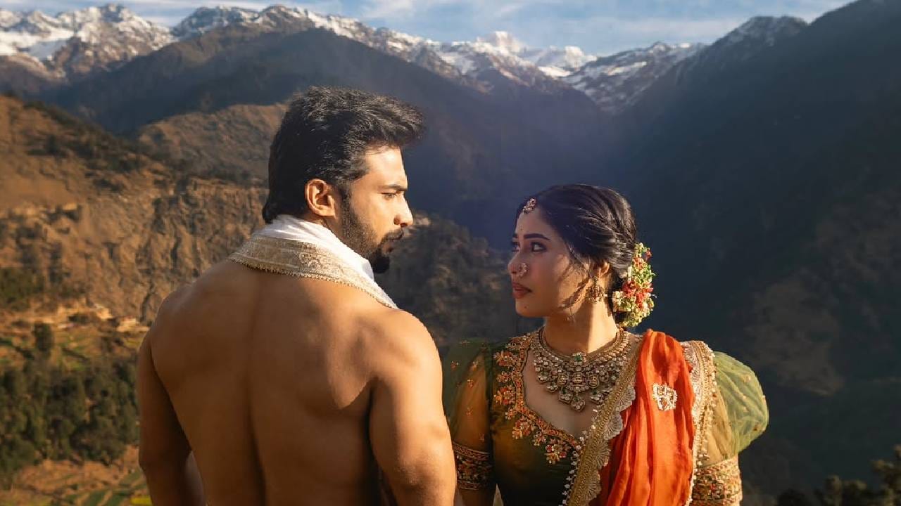 लग्नानंतर त्यांनी उत्तराखंडमधल्या अत्यंत नयनरम्य ठिकाणी खास फोटोशूट केलं आहे. या फोटोंमध्ये दोघांच्या मागे बर्फाच्छादित पर्वतांचं सुरेख दृश्य पहायला मिळतंय. विशाल आणि अक्षयाच्या या फोटोंवर नेटकऱ्यांनी लाइक्स आणि कमेंट्सचा वर्षाव केला आहे. 
