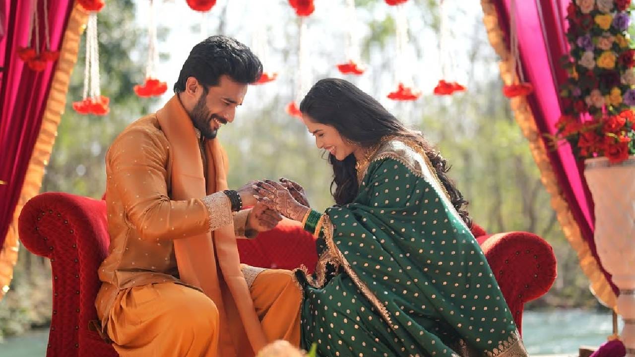 'बिग बॉस मराठी 3'चा विजेता विशाल निकमने उत्तराखंडमधील हरिद्वारमध्ये थाटात साखरपुडा केला आहे. अभिनेत्री अक्षया हिंदळकरशी त्याने साखरपुडा केला असून या सोहळ्याचे फोटो त्याने नुकतेच इन्स्टाग्रामवर पोस्ट केले आहेत. 
