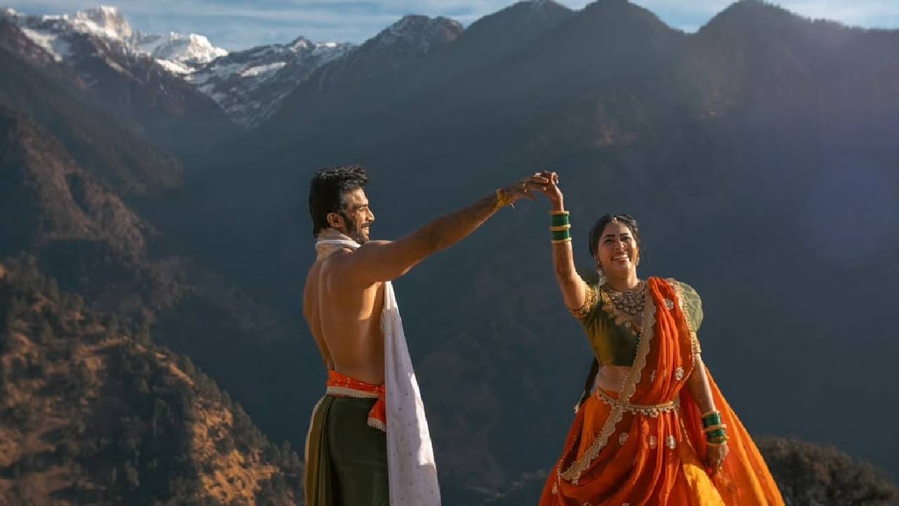 'बिग बॉस मराठी 3'चा विजेता आणि प्रसिद्ध टीव्ही अभिनेता विशाल निकम नुकताच लग्नबंधनात अडकला आहे. अभिनेत्री अक्षया हिंदळकर हिच्याशी त्याने लग्नगाठ बांधली आहे. विशाल आणि अक्षया यांचा लग्नसोहळा विशेष चर्चेत येण्यामागचं कारण म्हणजे त्यांनी निवडलेलं स्थळ. 
