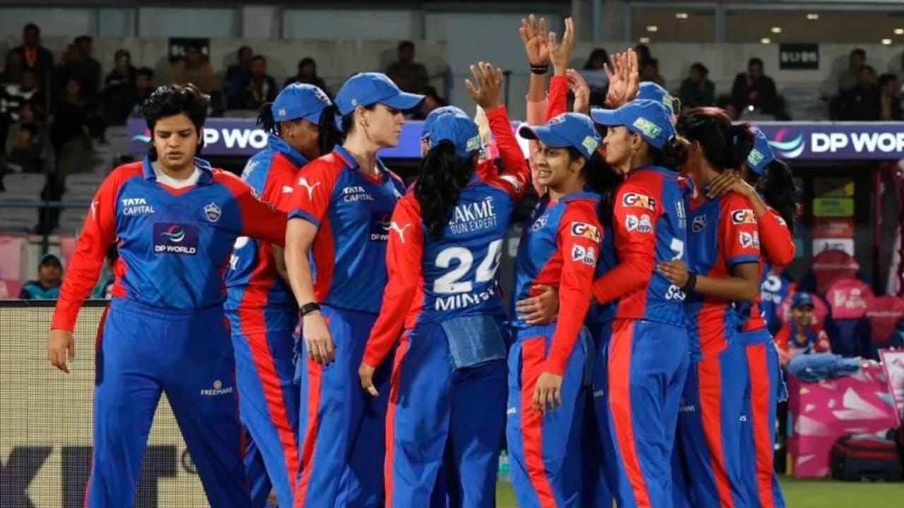 दिल्ली कॅपिटल्स आणि गुजरात जायंट्स यांच्यात 3 फेब्रुवारीला सामना होणार आहे. दिल्ली कॅपिटल्सने पहिल्या चारपैकी तीन सामन्यांत पराभव पत्करल्यानंतर, दिल्ली कॅपिटल्सचा प्लेऑफपर्यंतचा प्रवास अशक्य वाटत होता. पण त्यांनी या स्पर्धेत जोरदार कमबॅक केलं. (Photo- WPL/BCCI)